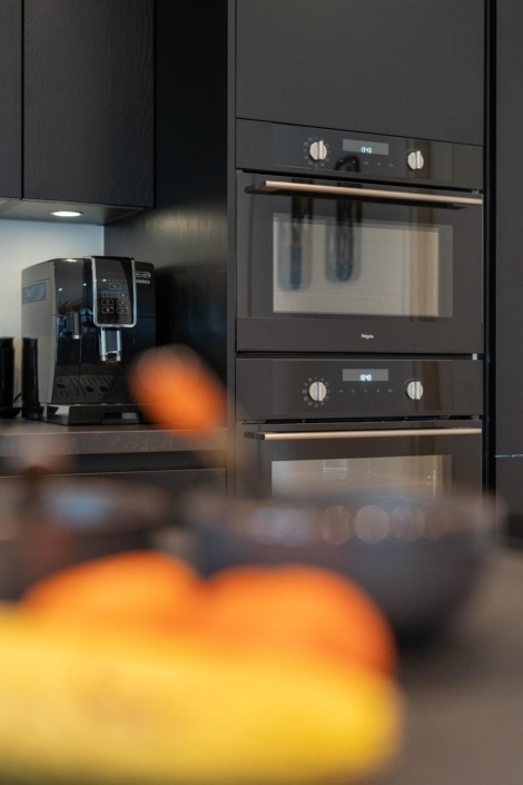 Sfeervolle zwarte keuken als designmeubel